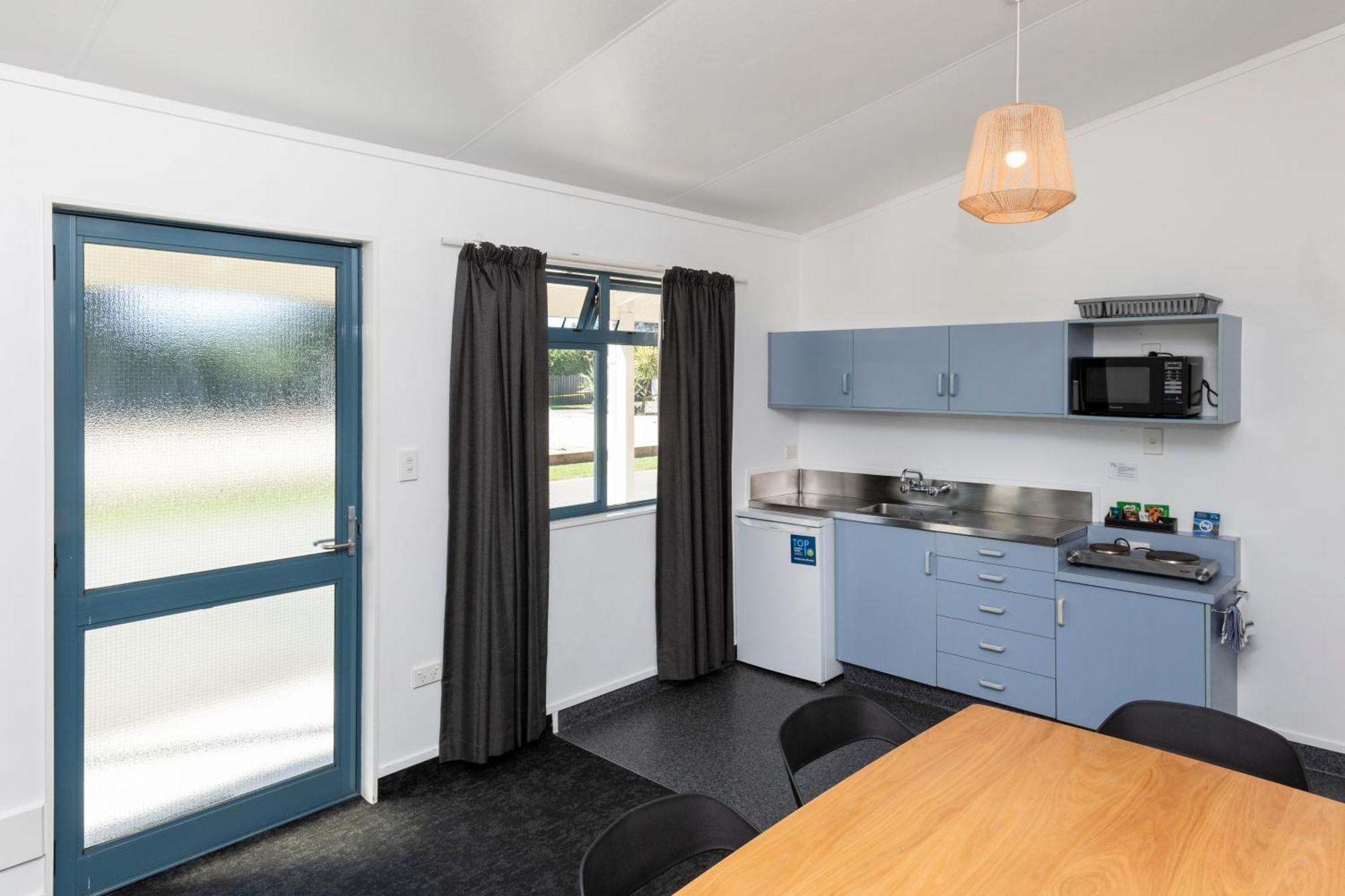 Waikanae Beach Top 10 Holiday Park Гисборн Экстерьер фото