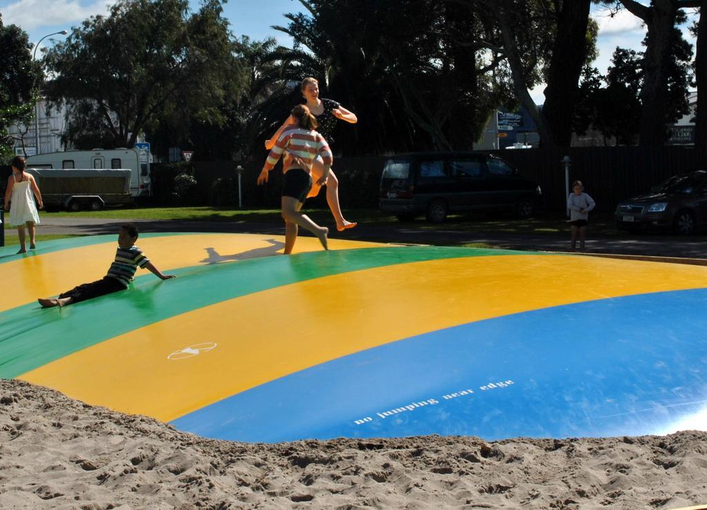 Waikanae Beach Top 10 Holiday Park Гисборн Экстерьер фото